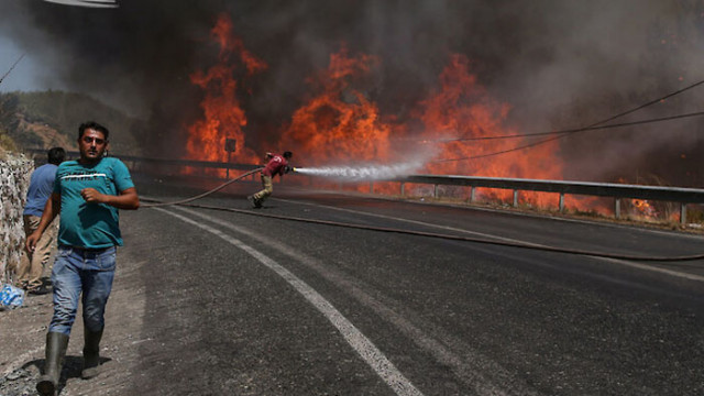 Турция продължава да се бори със смъртоносните горски пожари обхванали